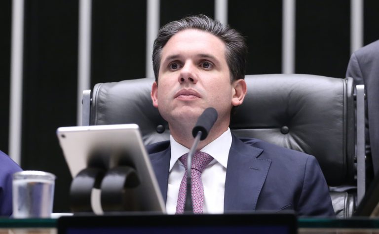 Câmara aprova corte de incentivos fiscais e Motta diz que país avança na justiça tributária