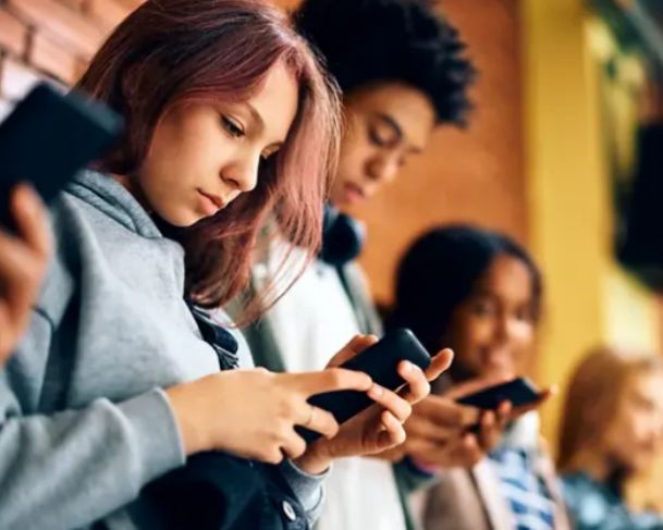 Menores de idade terão de vincular suas redes sociais com as de seus pais; confira as novas regras Menores de idade terão de vincular suas redes sociais com as de seus pais; confira as novas regras