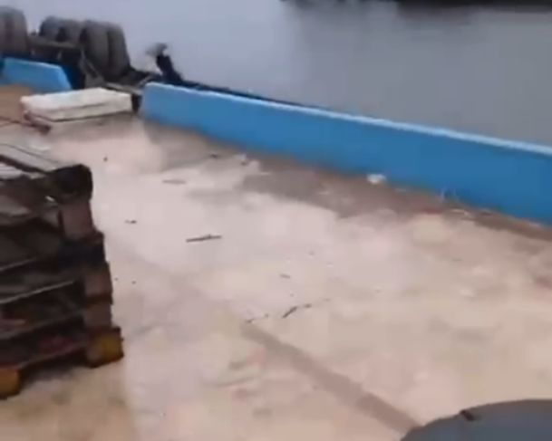 Carregamento de leite em pó cai de embarcação no Rio Amazonas