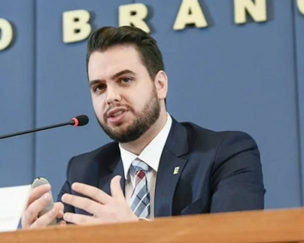 Condenado pelo STF, Felipe Martins acessa o LinkedIn e Moraes determina esclarecimentos da defesa