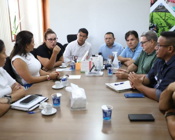 Governo do Amazonas reúne instituições para debater estratégias de enfrentamento à mosca-da-carambola
