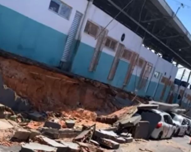 Desabamento de muro atinge 7 veículos no bairro do Crespo durante tempestade em Manaus Desabamento de muro atinge 7 veículos no bairro do Crespo durante tempestade em Manaus