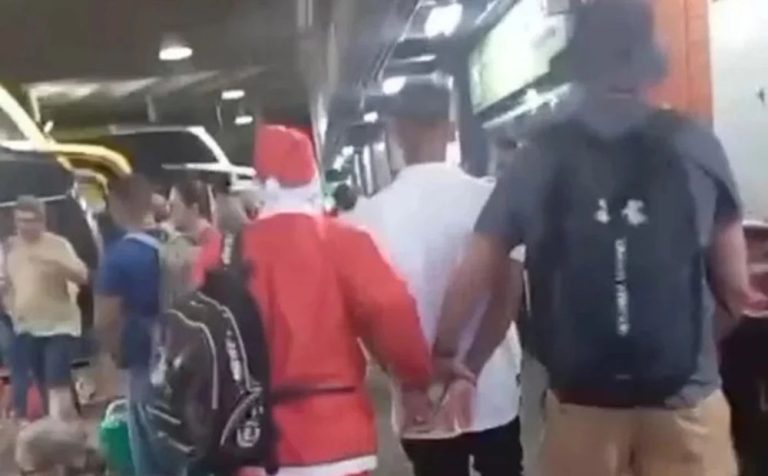 Policial disfarçado de Papai Noel prende foragido da Justiça em rodoviária