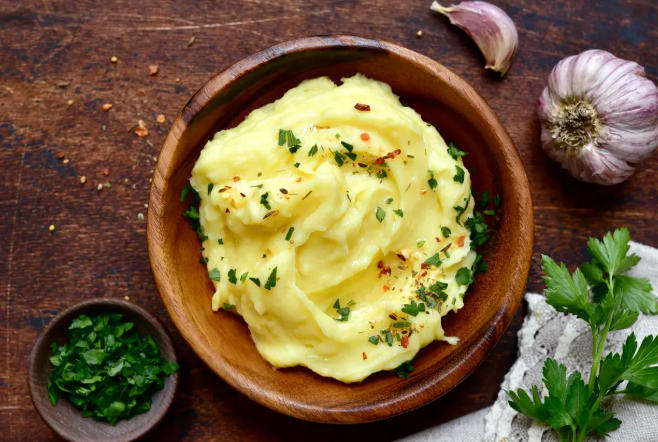 Da batatas ao cará roxo, o purê é um coringa na cozinha e chega ao ápice da sofisticação no aligot