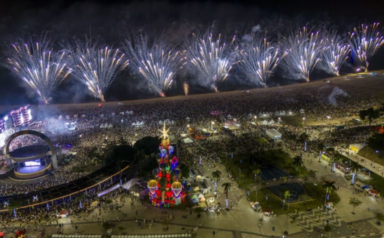 Réveillon a bordo: barcos prometem ceia, música e até vista privilegiada dos fogos da Ponta Negra