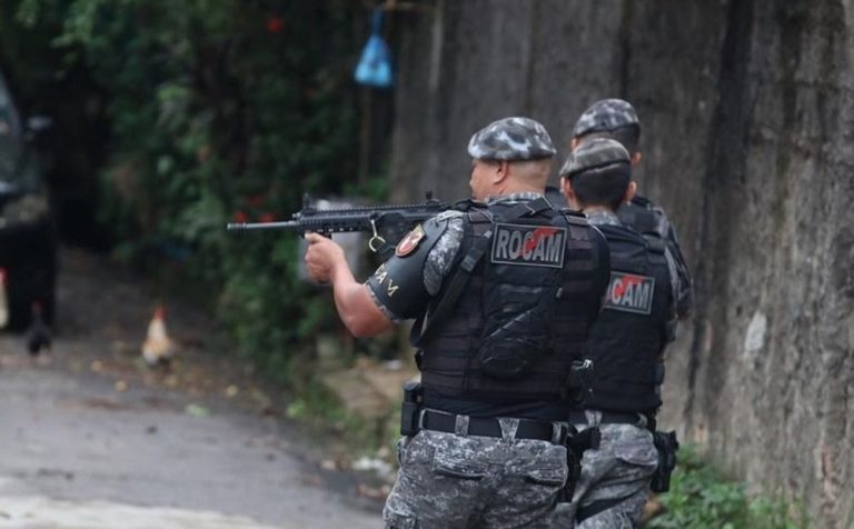 Rocam resgata homem do “tribunal do crime” na zona Norte de Manaus Rocam resgata homem do “tribunal do crime” na zona Norte de Manaus