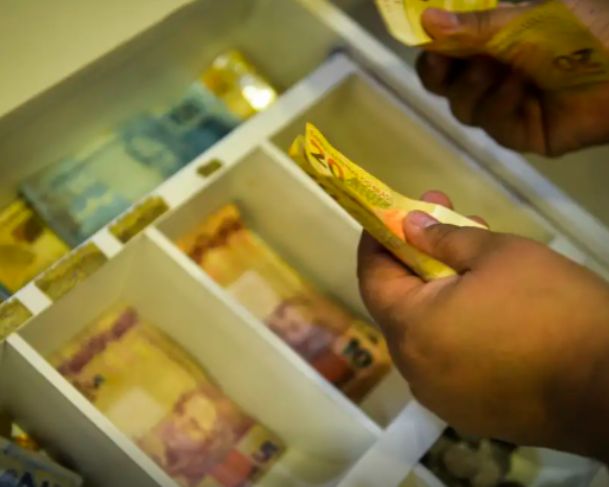Segunda parcela do 13º salário deve ser paga até a próxima sexta-feira (19)