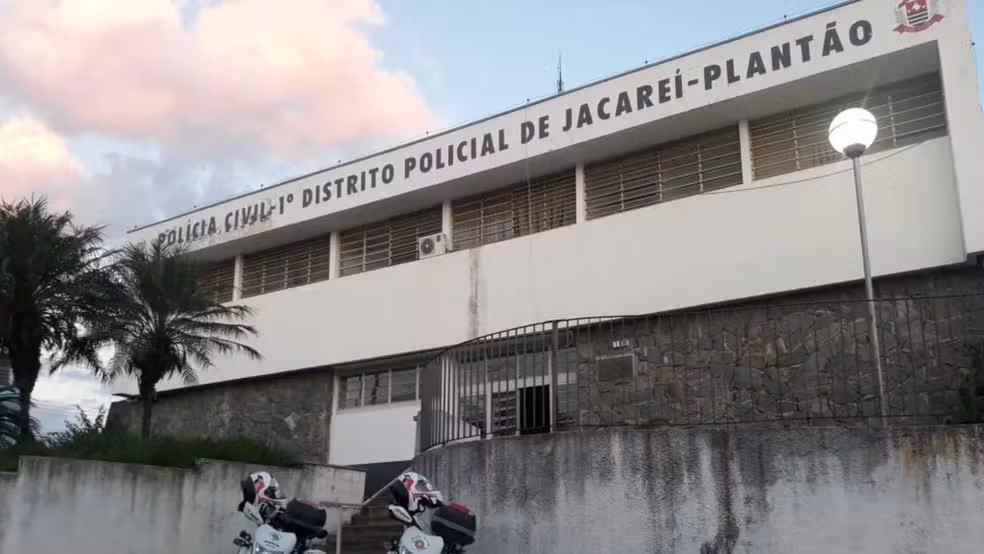 Polícia arromba porta e salva idosa que era enforcada pela própria filha em SP