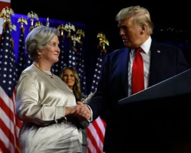 Chefe de gabinete de Donald Trump diz em entrevista que presidente “tem a personalidade de um alcoólatra”