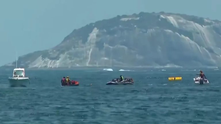 VÍDEO: Avião ultraleve cai no mar em Copacabana; bombeiros iniciam buscas