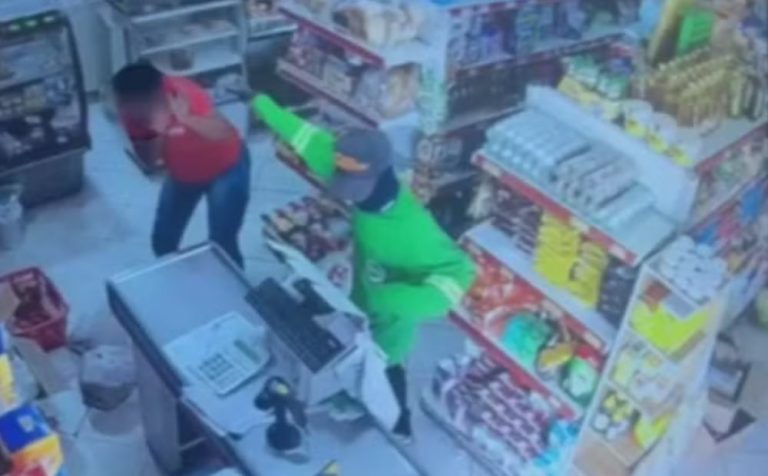 Câmeras flagram momento em que assaltante aponta arma para funcionária e rouba mercado
