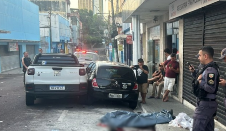 VÍDEO: Vigilante é arremessado ao ser atingido por carro no Centro de Manaus VÍDEO: Vigilante é arremessado ao ser atingido por carro no Centro de Manaus