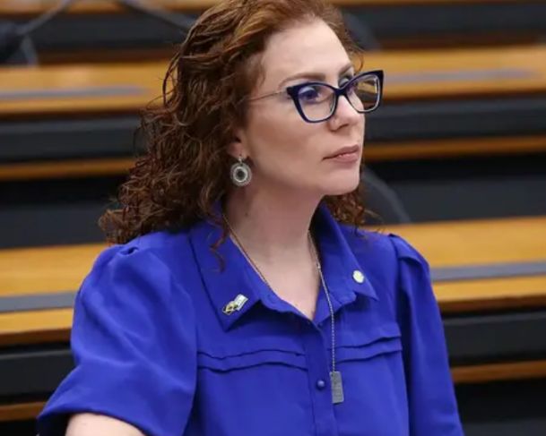 Carla Zambelli é transferida de cela depois de agressão em prisão