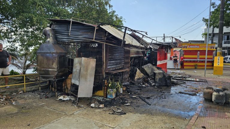VÍDEO: Incêndio destrói lanchonete na Orla do Amarelhinho em Manaus