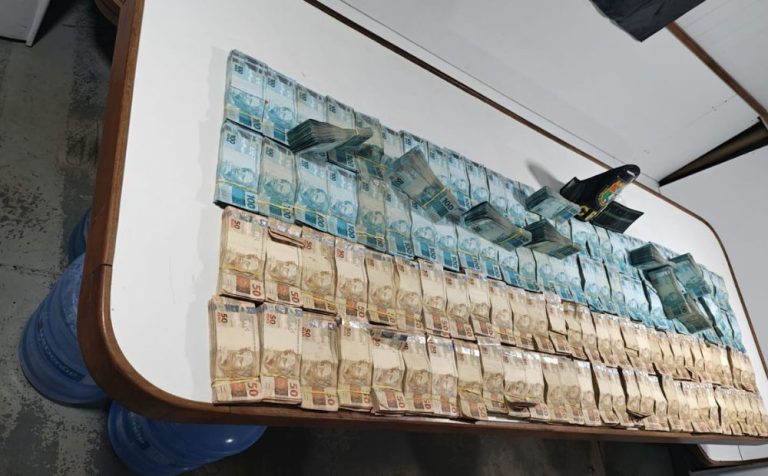 Passageiro é preso com R$ 1 milhão em espécie dentro de lancha no rio Solimões