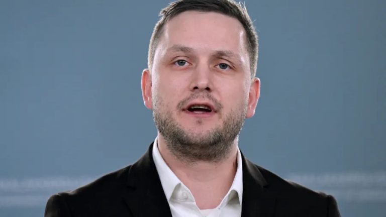 Primeiro-ministro da Groenlândia diz que país deve se preparar para possível invasão dos EUA