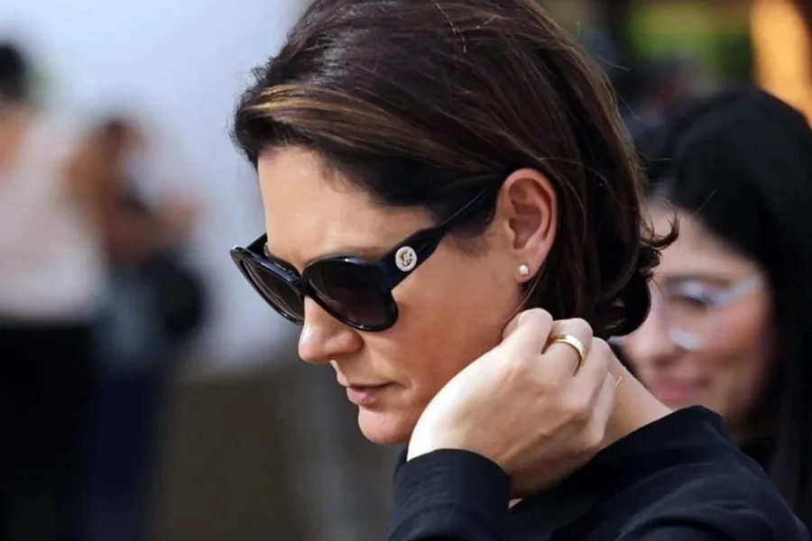 Michelle se pronuncia após 1ª noite de Bolsonaro na Papudinha: "O lugar do meu marido é em casa"