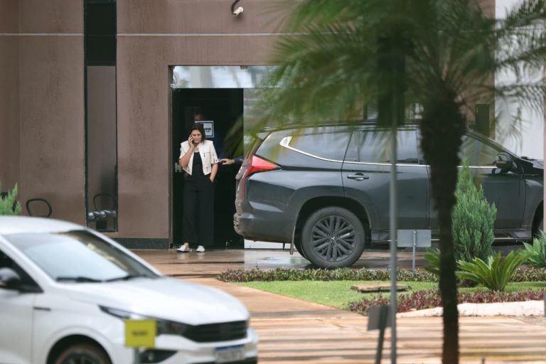 Michelle diz que Bolsonaro caiu e bateu a cabeça na cela após nova crise