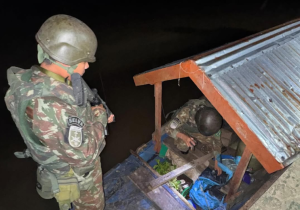 Militares do CFSol inspecionam canoa no rio Solimões