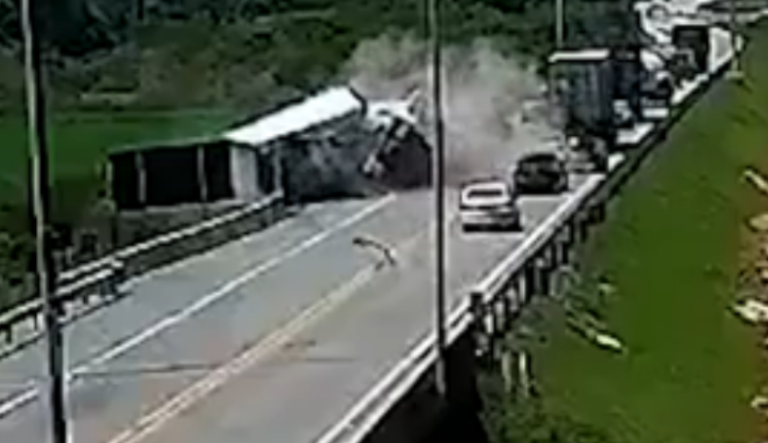 Colisão entre caminhão e ônibus deixa 11 mortos na BR-116, no sul do RS