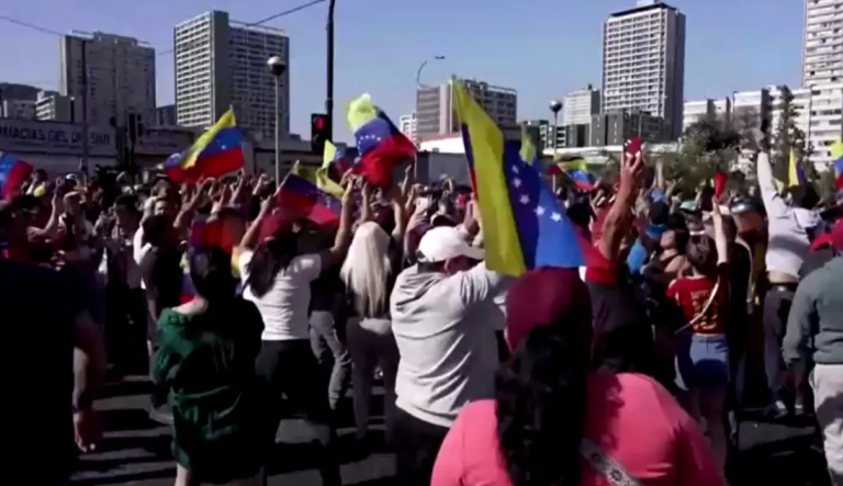 Venezuelanos comemoram prisão de Nicolás Maduro após operação dos EUA