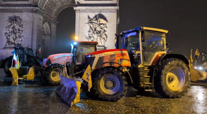Tratores invadem Paris em protesto de agricultores contra acordo UE–Mercosul