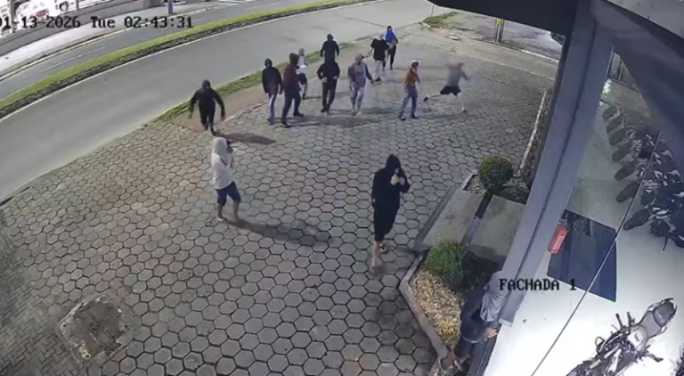 Adolescentes encapuzados invadem loja e fogem pilotando 12 motos em SC