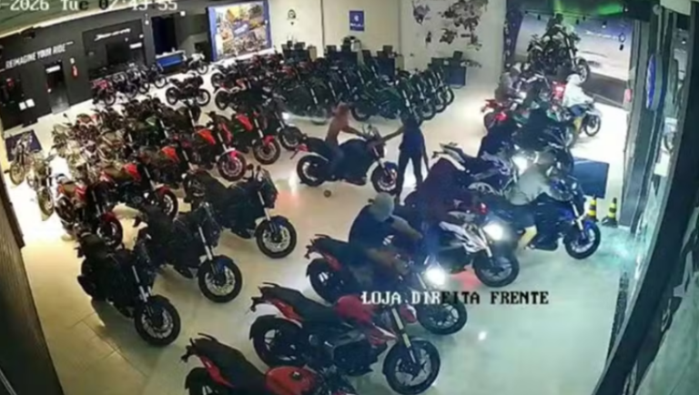Vídeo mostra novo ângulo de furto a loja de motos em Itajaí; 12 veículos foram levados