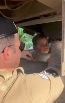 Menino de 4 anos é resgatado após ficar com a cabeça presa em carreta na Bahia