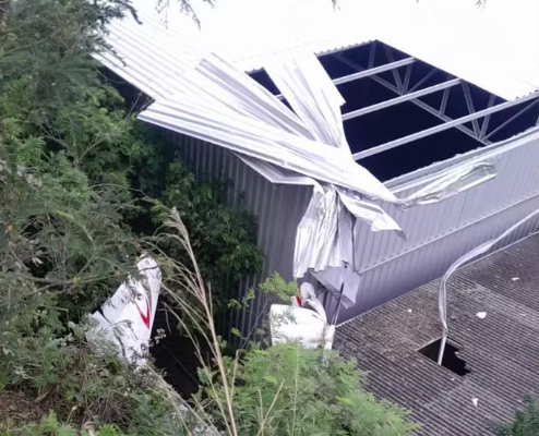 Avião de pequeno porte cai sobre oficina mecânica em Guarapari no Espírito Santo