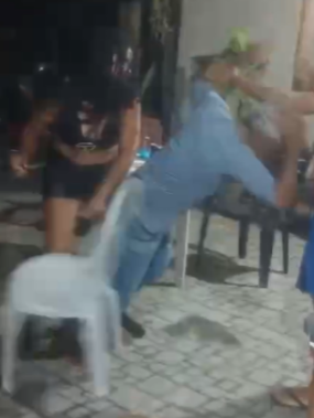 Briga de casal termina com cadeirada em homem que tentou apartar