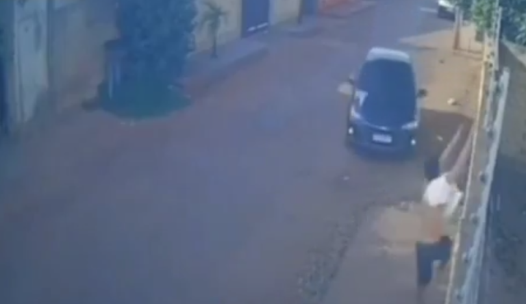 Mulher bate carro em muro após tentar atingir marido em Boa Vista