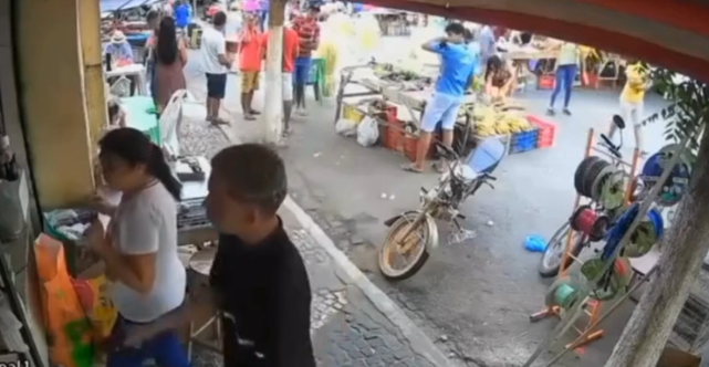 Arma falha e homem escapa de tentativa de tiro em feira