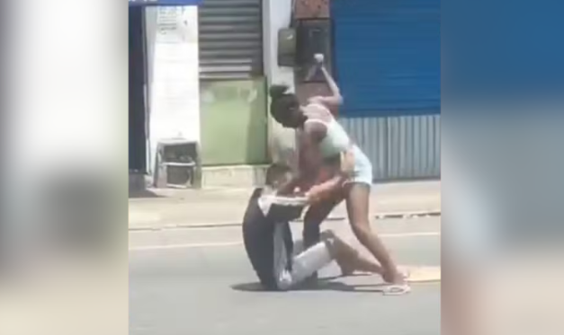 Vídeo mostra homem sendo esfaqueado durante briga em via pública de Salvador