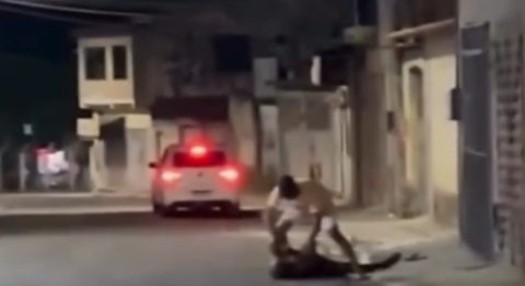 Filho agride o próprio pai com socos em via pública na Bahia