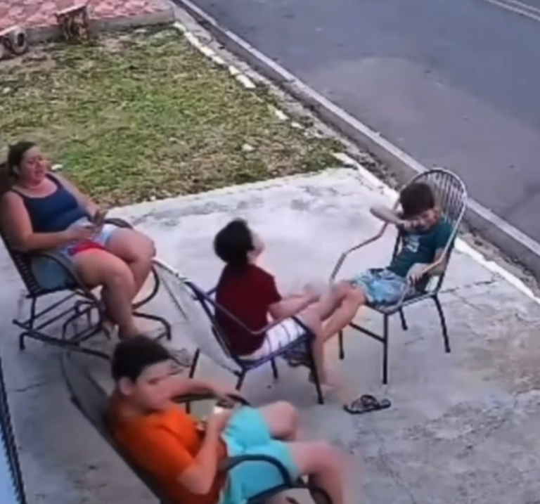 Carro invade calçada e quase atropela mulher e crianças no Sertão da Paraíba