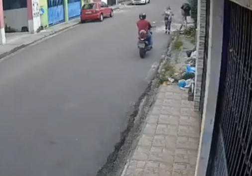 VÍDEO: Mulher é assaltada em plena luz do dia por motoqueiro em Manaus
