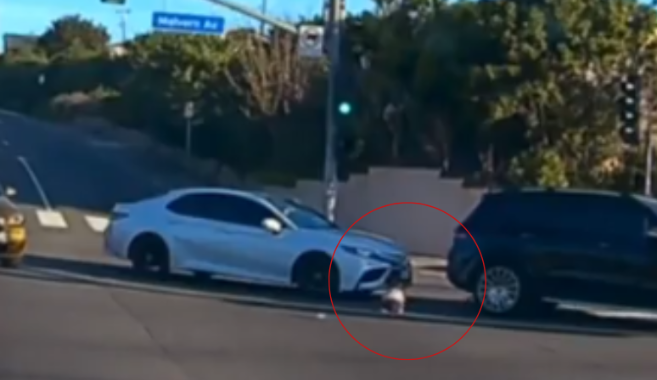 Bebê cai de carro em movimento e mãe é presa após vídeo viralizar na Califórnia