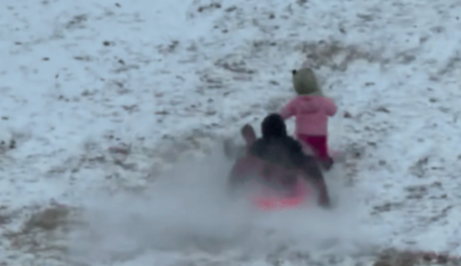 Policial colide com criança ao descer de trenó e vídeo viraliza nos EUA