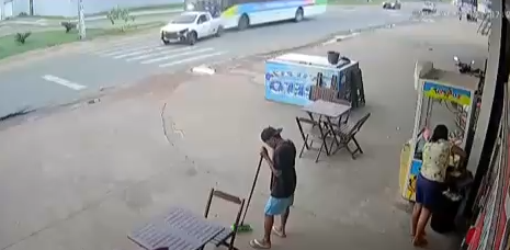 Colisão entre ônibus e carro deixa motociclista ferida em São Luís