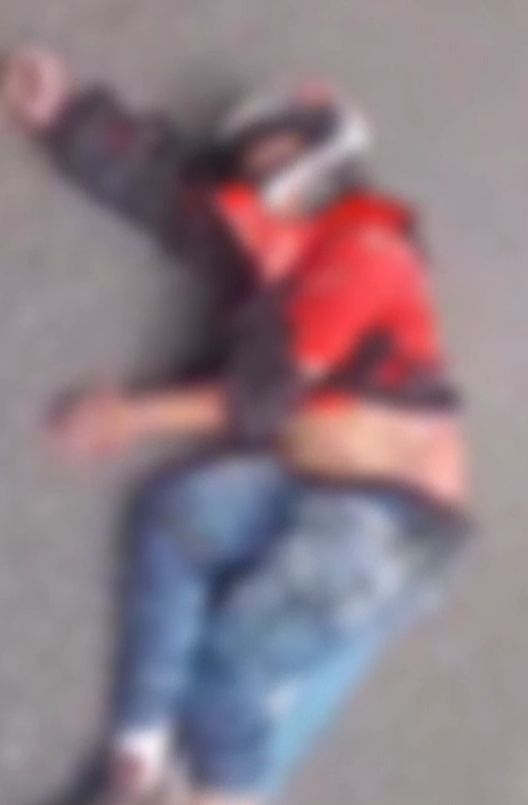 Entregador se envolve em acidente e droga que transportava fica espalhada na pista