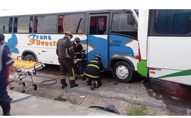 Acidente entre ônibus de rota deixa motorista preso às ferragens em Manaus