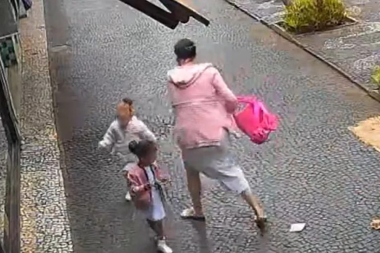 Câmera flagra mãe agredindo filha em via pública no interior de São Paulo