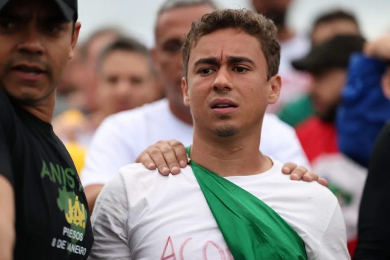 Em 5º dia da “Caminhada pela Liberdade”, Nikolas Ferreira se queixa de dores: “Pé deformado”