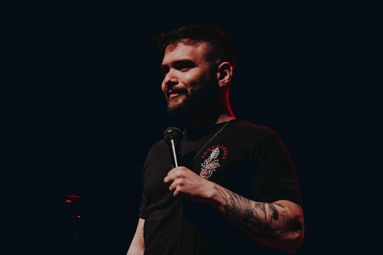 Humorista que pediu para "desligarem" Nikolas Ferreira, "igual Charlie Kirk", é investigado