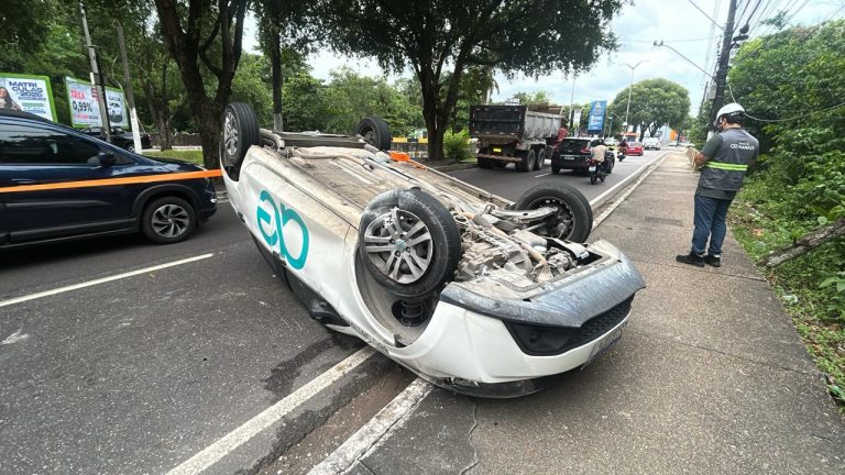 VÍDEO: Carro da Águas de Manaus capota ao ser atingido por caçamba na Darcy Vargas