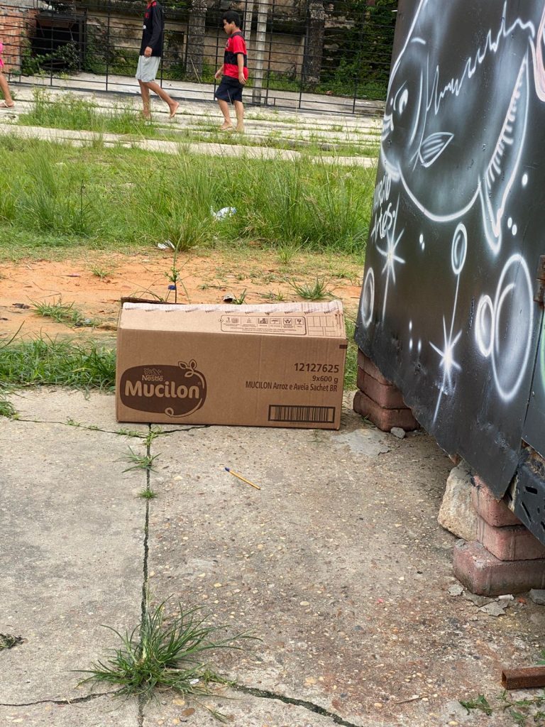 VÍDEO: Feto é abandonado em caixa de papelão em praça de Manaus