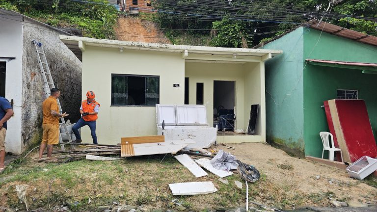 Barranco desaba e destrói casa na zona Leste de Manaus