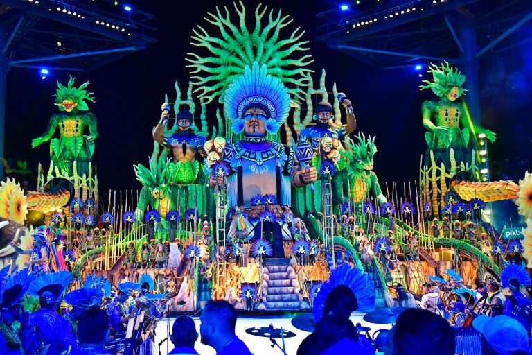 Artistas de Parintins ganham destaque nacional ao influenciar alegorias do Carnaval