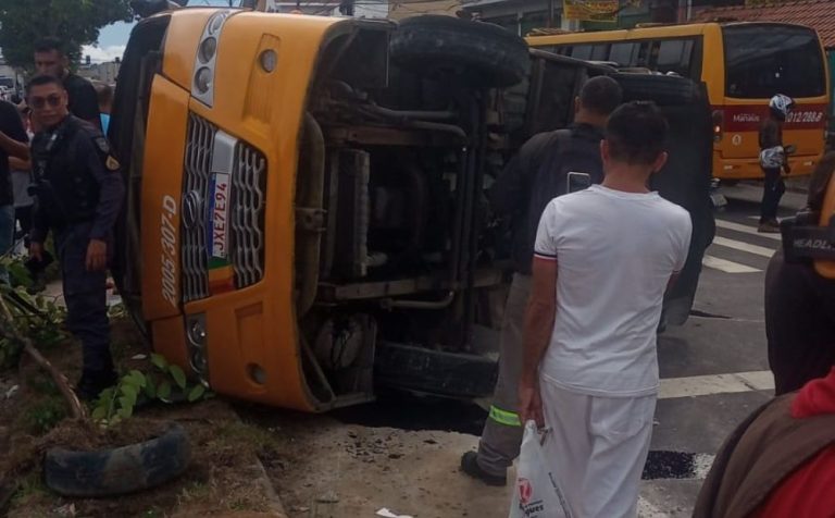 VÍDEO: “Amarelinho” capota na avenida Autaz Mirim e deixa feridos